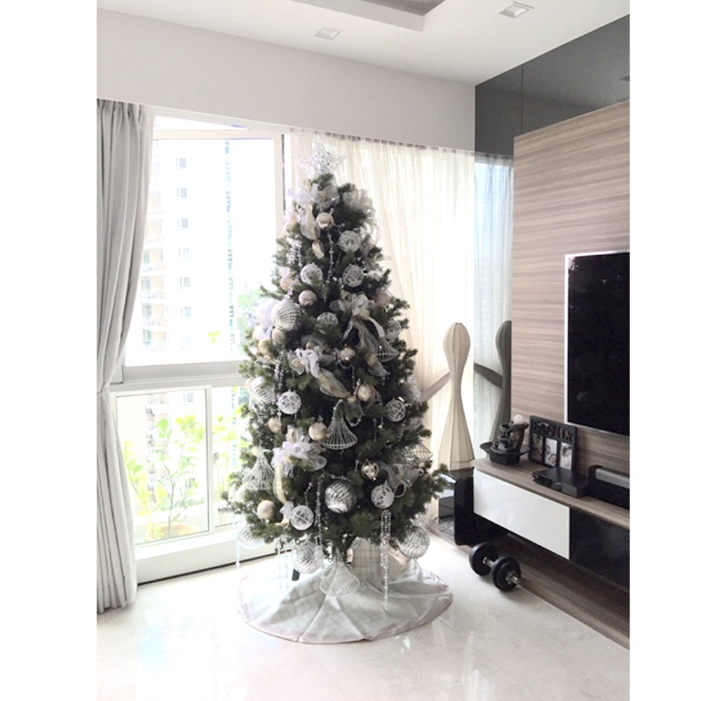 7FT_TREE_WITH_WHITE_N_SILVER